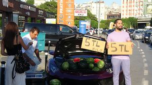 سرعان ما تلقى الشاب غرامة من شرطة إسطنبول قدرها 1228 ليرة، كما منع من قيادة السيارة لمدة 15 يوما- تويتر