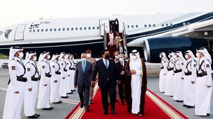 جرى استقبال المنفي والوفد المرافق له في مطار الدوحة الدولي- الأناضول