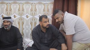 الشاب (وسط) الذي وقع عليه التعذيب وأدلى باعتراف تحت الإكراه وعثر عليه زوجته حية بعد اعترافه بقتلها- تويتر
