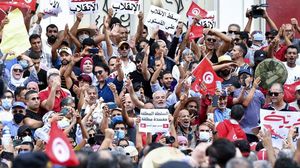 نظمت حملة "مواطنون ضد الانقلاب" وقفات احتجاجية شارك فيها الآلاف بشارع الحبيب بورقيبة بالعاصمة- جيتي