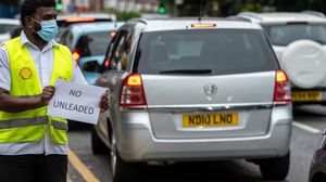 في كل أنحاء المملكة المتحدة تزايدت لافتات "لا وقود" أو المضخات المغطاة بلافتة تقول "خارج الخدمة"- جيتي