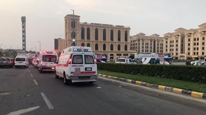 تظهر فيديوهات نشرتها صحف سعودية شاحنة مسرعة ترتطم بمجموعة سيارات تقف على إشارة مرور حمراء- واس