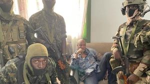الرئيس كوندي محاطا بجنود من القوات الخاصة التي نفذت الانقلاب- تويتر