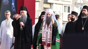 نقل الأسقف يوانيكيي في مروحية من العاصمة بودغوريتسا حتى دير مدينة ستنيي، تجنبا للعوائق التي وضعت منذ السبت- تويتر