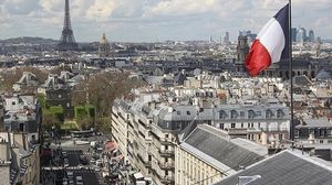 البصق علي فتاة مسلمة في باريس - وكالة الأناضول