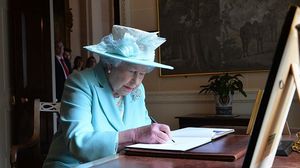شدد الكاتب إلى أن الملكة إليزابيث تجنبت بعناية أي شيء له علاقة بالسياسية- جيتي