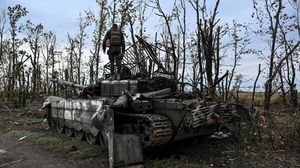 جندي أوكراني على دبابة روسية شرق البلاد- جيتي