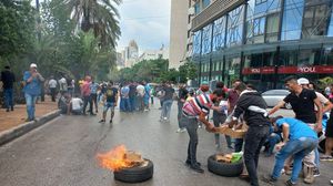 محتجون أغلقوا طرقا رئيسية وسط بيروت للاحتجاج على اعتقال مودعين- تويتر