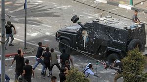 شبان يرشقون سيارة تابعة للأمن الفلسطيني بالحجارة في نابلس