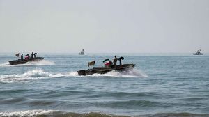 سفينة حربية تابعة للبحرية الإيرانية سحبت قاربين مسيرين أمريكيين من المياه - جيتي