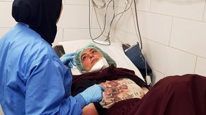 تم إدخال الناجية دعاء (22 عاما) وهي متزوجة منذ ثلاثة أشهر وحامل لغرفة العمليات لإخراج جنينها الميت- الأناضول