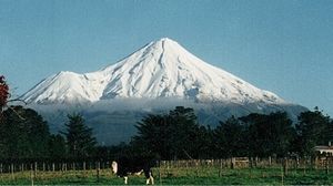 جبل تاراناكي الذي تكسوه الثلوج وهو بركان خامد في الجزيرة الشمالية لنيوزيلندا 