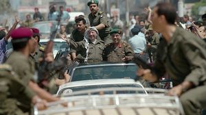 ياسر عرفات بعد دخوله الأراضي الفلسطينية لتنفيذ اتفاق أوسلو- جيتي