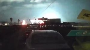 وميض ساطع ظهر لحظة زلزال عنيف في تركيا- يوتيوب