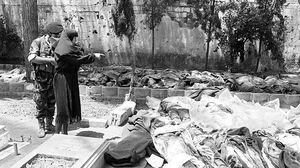 سيدة فلسطينية تتعرف على جثث ذويها الذين قضوا في المجزرة- جيتي