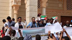 رفع المحتجون لافتات كتب عليها القدس أمانة والتطبيع خيانة وموريتانيا ترفض التطبيع ورددوا شعارات ترفض التطبيع مع الاحتلال- عربي21