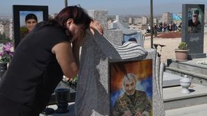 عائلة أحد قتلى الانفصاليين الأرمن في قره باغ أمام قبره- جيتي