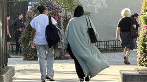 نحو 300 طالبة مسلمة في فرنسا يتحدين الحظر ويذهبن للمدارس بالعباءة- (الأناضول)