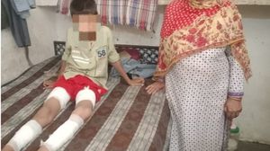 استعان المعلم الهندي بطالبين للإمساك بالطفل المسلم أثناء اعتدائه عليه بالعصا - "إكس"