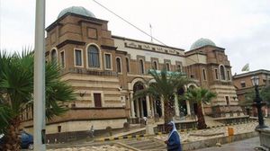 المصرف المركزي في ليبيا هو خزانة الدولة وثبت أن المركزي قادر على ممارسة رقابة وفرض قيود على إدارة المالية العامة للدولة.. (الأناضول)
