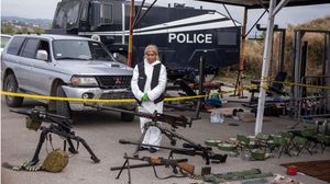 شرطة كوسوفو تعرض الأسلحة والإمدادات التي تمت مصادرتها من الجماعة المسلحة- جيتي