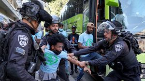 اعتقال أحد الأريتريين خلال احتجاجات في "تل أبيب"- جيتي