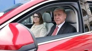 تظهر الصورة المفبركة أردوغان داخل سيارة حمراء إلى جانب المنقوش- منصة "إكس"