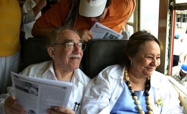 الروائي الكولومبي غابرييل غارسيا ماركيز وزوجته مرسيدس بارشا في حافلة عند وصوله إلى مسقط راسه أراكاتا