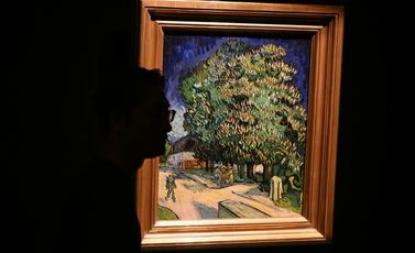لوحة "أشجار كستناء مزهرة" فنسنت فان جوخ معروضة في هونغ كونغ في 13 تشرين الاول/أكتوبر 2026