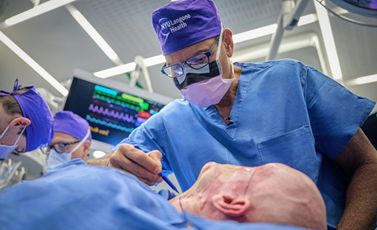 الجراح إدواردو رودريغيز من مستشفى جامعة "لانغون هيلث" في نيويورك يجري عملية زرع عين كاملة للمريض آرون جيمس في أيار/مايو 2023
