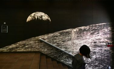 صورة عملاقة عنوانها "أول منظر للأرض من القمر" في معهد كاليفورنيا للتكنولوجيا (كالتك) في باسادينا بكاليفورنيا في الاول من حزيران/يونيو 2017