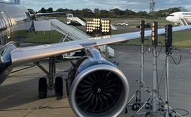 طائرة مطار ستانسنتد تصوير فيلم إضاءة عالية تسببت بتحطم نوافذها- موقع هيئة التحقيق في حوادث الطيران بريطانيا AAIP