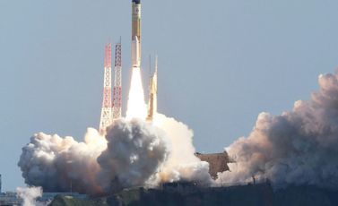 الصاروخ "اتش2-ايه" الذي يحمل مركبة لاستكشاف القمر لدى إقلاعه من مركز تانيغاشيما الياباني في السابع من أيلول/سبتمبر 2023