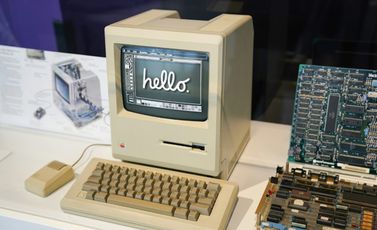 جزء من نموذج أولي لوحدة حاسوبية مركزية في متحف تاريخ الكمبيوتر في ماونتن فيو بولاية كاليفورنيا، خلال احتفال الموقع بالذكرى الأربعين لإطلاق جهاز "ماك" من آبل