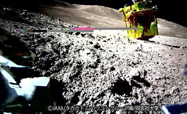 صورة نشرتها في 25 كانون الثاني/يناير 2024 وكالة الفضاء اليابانية (جاكسا)) لسطح القمر التقطها وبثها المسبار "سورا-كيو" بعد هبوط مركبة "سليم" ("مركبة الهبوط الذكية لاستكشاف القمر") التي تحمله على سطح القمر في 20 كانون الثاني/يناير 2024