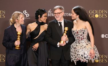 من اليسار إلى اليمين: المنتجة الأميركية سارة مورفي، والممثلة الأميركية تايانا تايلور، والمخرج الأميركي بول توماس أندرسون، والممثلة الأميركية تشايس إنفينيتي، وقد فازوا بجائزة غولدن غلوب لأفضل فيلم كوميدي عن "وان باتل أفتر أناذر" في بيفرلي هيلز في 11 ك