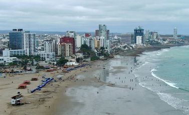 جانب من شاطئ مانتا في الإكوادور في الثامن من تشرين الثاني/نوفمبر 2025