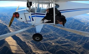 تريفور جيكوب- أسقط طائرته عمدا وقفز منها لتصوير فيديو على يوتيوب أمريكا