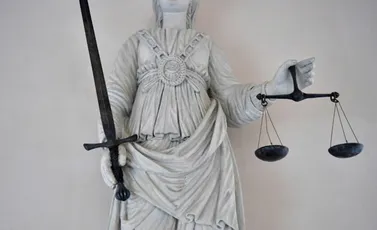 صورة ملتقطة في 19 أيلول/سبتمبر 2017 في محكمة رين الفرنسية تظهر تمثالا لإلهة العدل وهي توازن الميزان