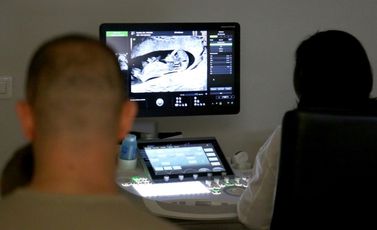 طبيب نسائي يجري فحصاً بالموجات فوق الصوتية لامرأة حامل برفقة زوجها في 13 كانون الأول/ديسمبر 2023 في تيرانا، عاصمةألبانيا