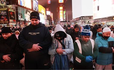 الصلاة في تايم سكوير -  جيتي