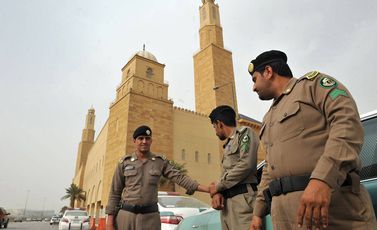 وجود أمني سعودي عند أحد المساجد (أرشيفية) - ا ف ب