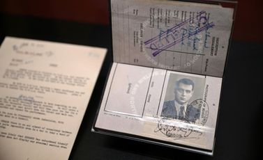 صورة ملتقطة في 3 نيسان/أبريل 2025 تظهر جواز سفر غاي بورغيس، المعروض في معرض "MI5: الأسرار الرسمية" في مقر هيئة الأرشيف الوطني في غرب لندن