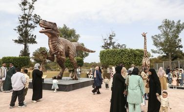 زوار في حديقة الحيوانات في العاصمة الليبية في صورة مؤرخة 20 آذار/مارس 2026