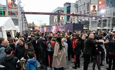 معبون ينتظرون أمام "أوبر إيتس ميوزيك هال" في برلين في 10 نيسان/أبريل 2026