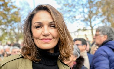 الممثلة الفرنسية نادية فارس خلال مسيرة في باريس في 19 تشرين الثاني/نوفمبر 2023تدعو إلى السلام في الشرق الأوسط