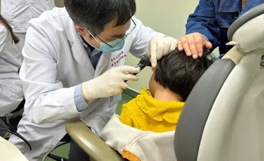 طبيب يفحص مريضا في مستشفى جامعة فودان في ميدنة شنغهاي الصينية في 17 نيسان/أبريل 2024