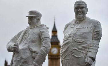 السمنة البدانة- تماثيل من السكر أمام برلمان بريطانيا ديسمبر 2015 للتذكير بخطر السكر على الصحة- أ ف ب