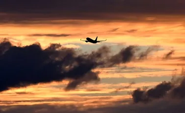 طائرة بوينغ 737 تابعة لشركة كانتاس تغادر مطار تولامارين في ملبورن في 7 أيار/مايو 2026
