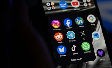يظهر في الصورة شاشة هاتف ذكي مُعدّة مسبقًا تعرض شعارات أبرز منصات التواصل الاجتماعي، ومن بينها "لينكدإن" في سان‑مانديه شرقي باريس، في 29 نيسان/أبريل 2026